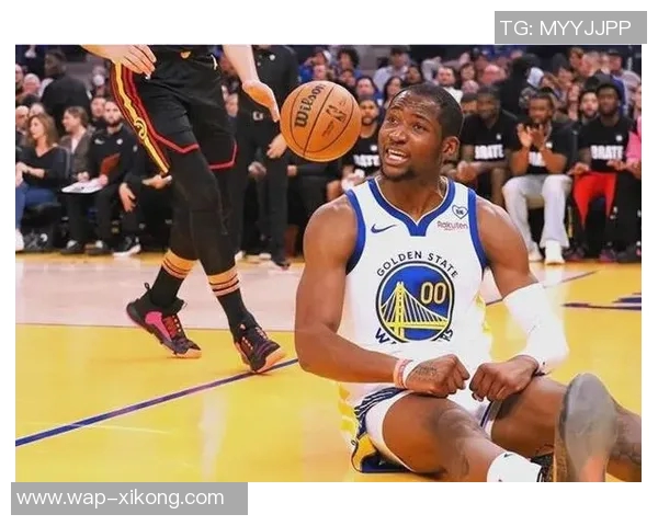 克拉克斯顿内线表现抢眼15分钟内高效拿下11分并抢8篮板